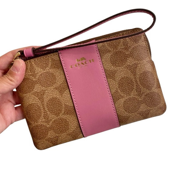 COACH CORNER ZIP SIGNATURE LEATHER STRAP COATED CANVAS FUCHSIA & TAN NWT - Picture 1 of 16